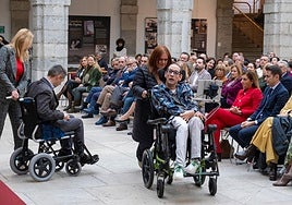 Un momento del acto 'Ponte en mi lugar' que ha tenido lugar esta mañana en el Parlamento de Cantabria.