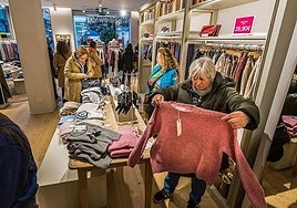 Clientas en un local comercial del centro de Santander.