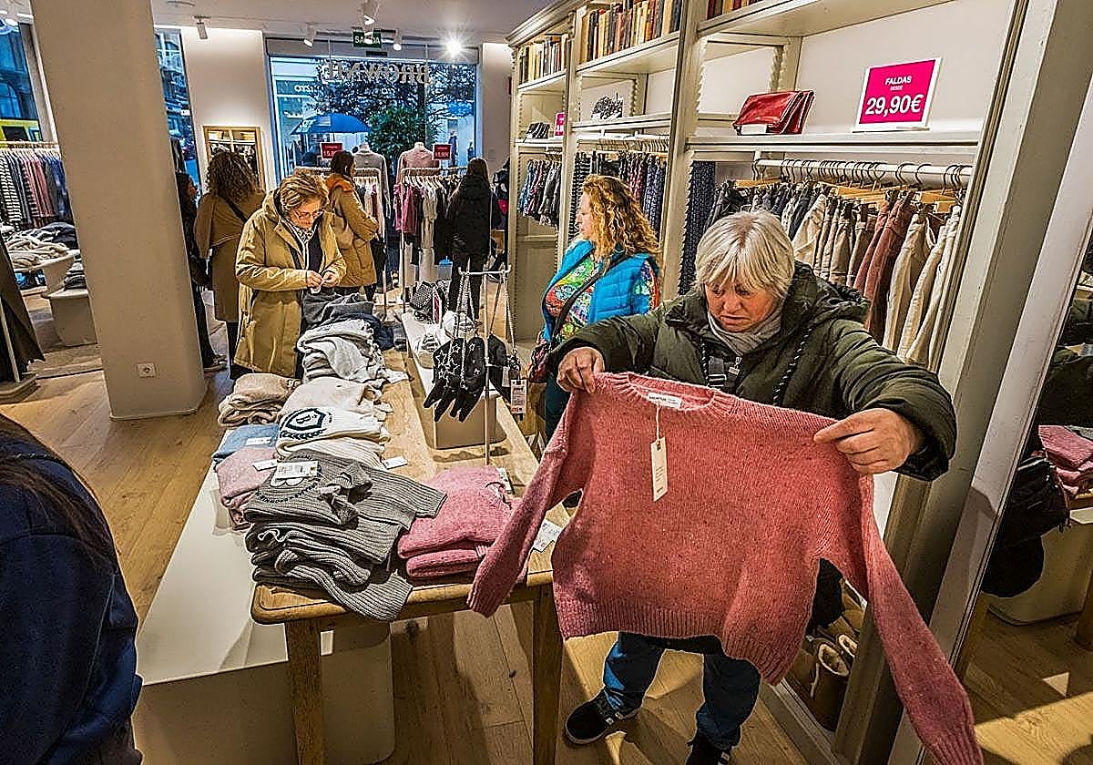 Clientas en un local comercial del centro de Santander.