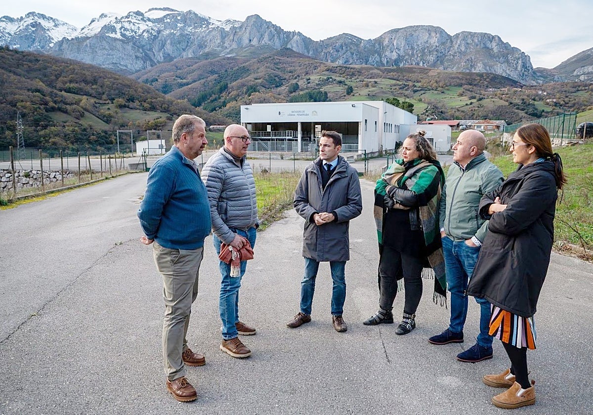 Casares se acercó hasta las instalaciones del matadero de Liébana y Peñarrubia, actualmente cerrado