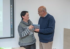 Mila Celis Blanco entregó a su antecesor, Manuel Boo, una placa de reconocimiento.