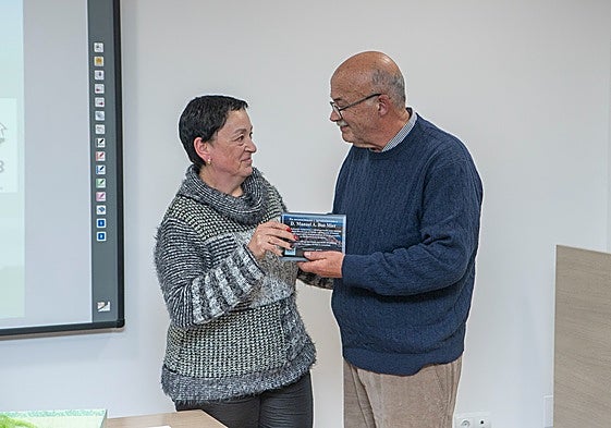 Mila Celis Blanco entregó a su antecesor, Manuel Boo, una placa de reconocimiento.