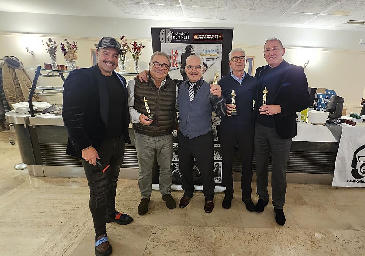 César Benet, organizador del evento, junto a Chuchi Bedoya, Manolo Pastor, Alfredo Losada y Jorge Oliveira, los galardonados.