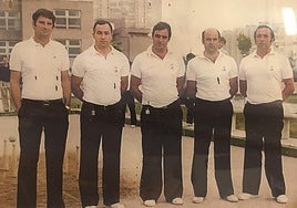 César Roiz, segundo por la derecha, en el equipo de bolos del Real Racing Club