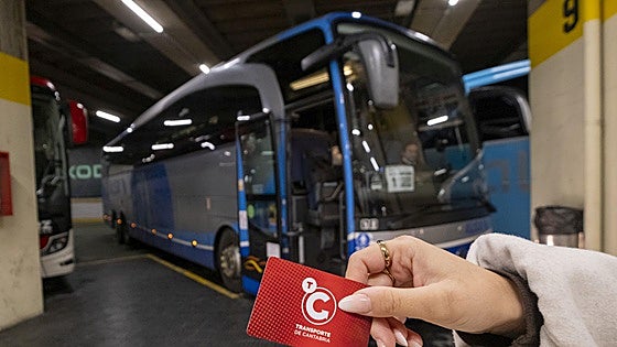Una viajera, con la nueva tarjeta de transporte unificado en la Estación de Autobuses de Santander. alberto aja