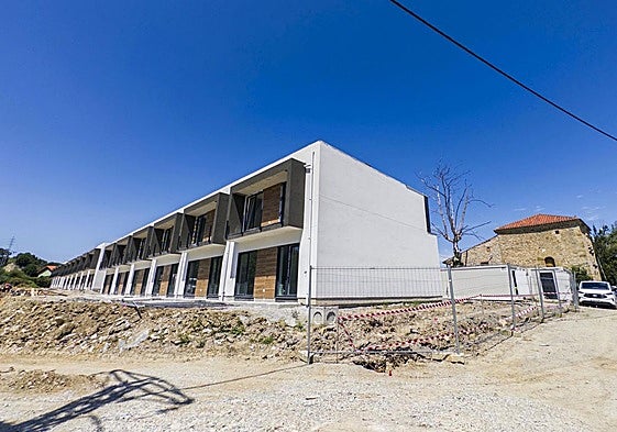Urbanización en construcción junto a la Torre de Alvarado de Heras.
