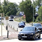 Vehículos circulan por el enlace entre Ganzo y la glorieta de acceso a la autovía y el centro, el pasado verano, en Torrelavega.