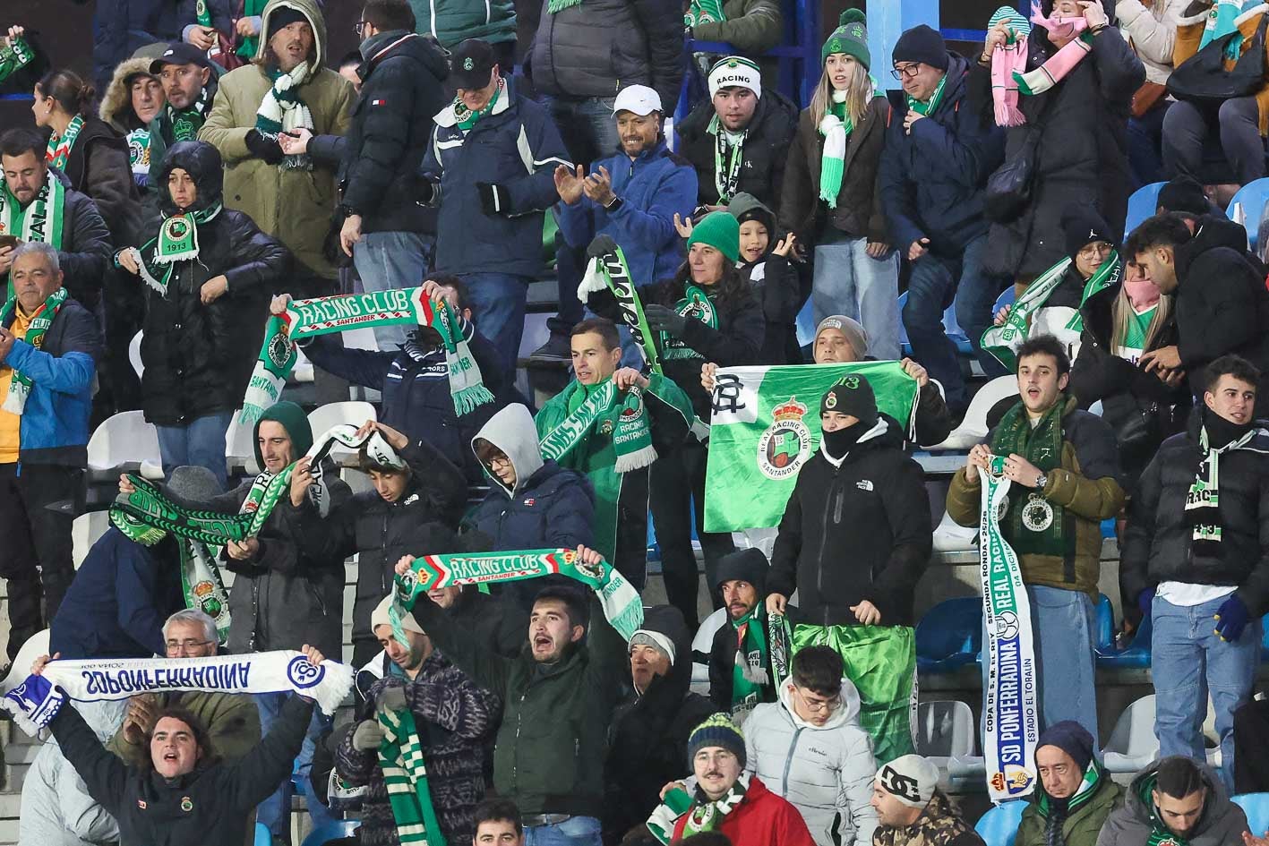 Los aficionados del Racing, con las bufandas en alto para cantar la Fuente de Cacho