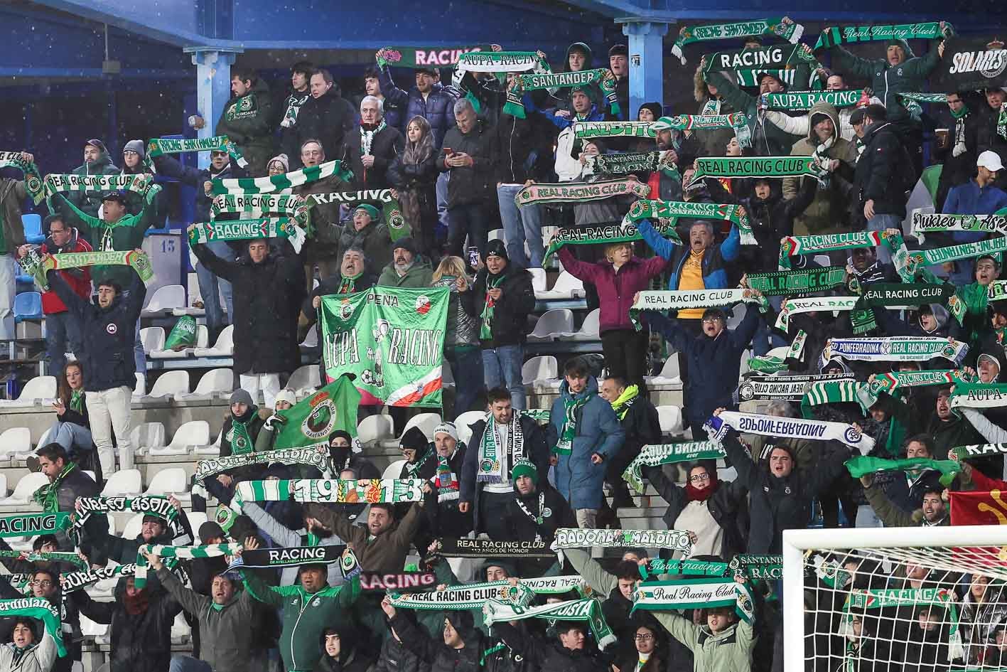 A pesar del frío y del horario, los aficionados del Racing no dudaron en acompañar a su equipo