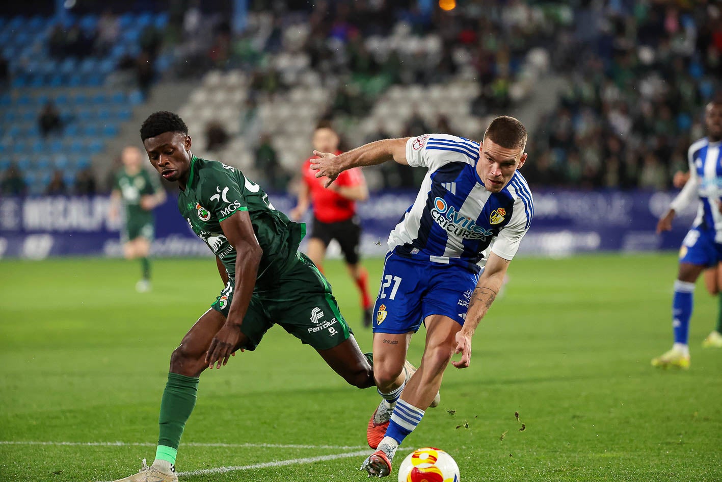 Suli trata de robar el balón a un jugador de la Ponferradina