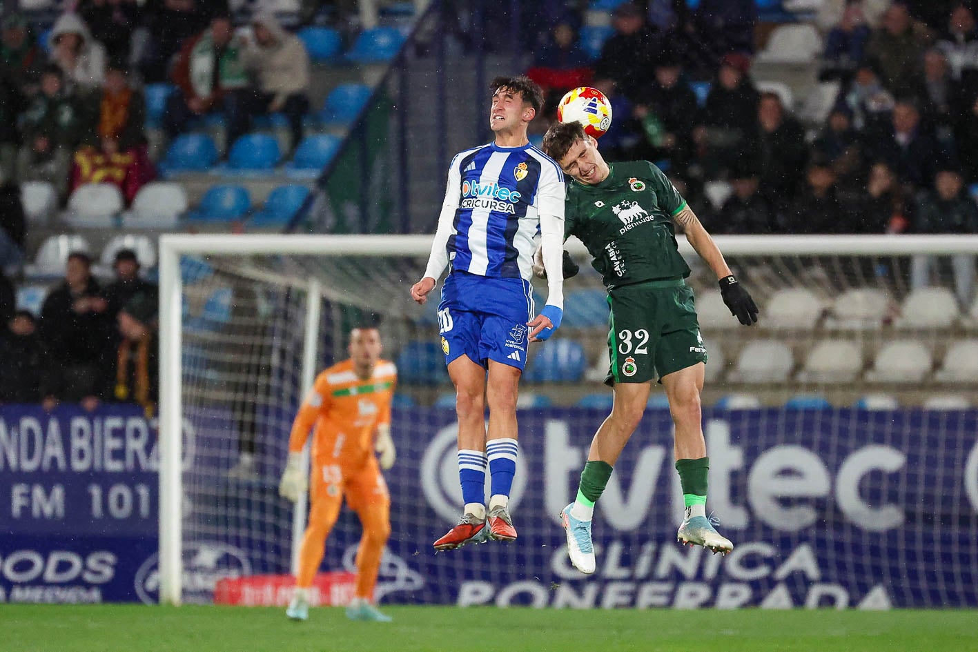 Salinas, en pleno salto para cabecear el balón con un rival en el Toralín