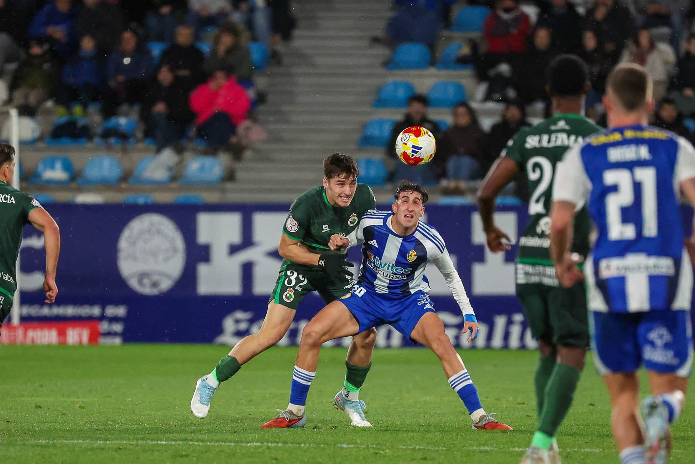 Salinas pugna con un jugador de la Ponferradina por hacerse con el balón
