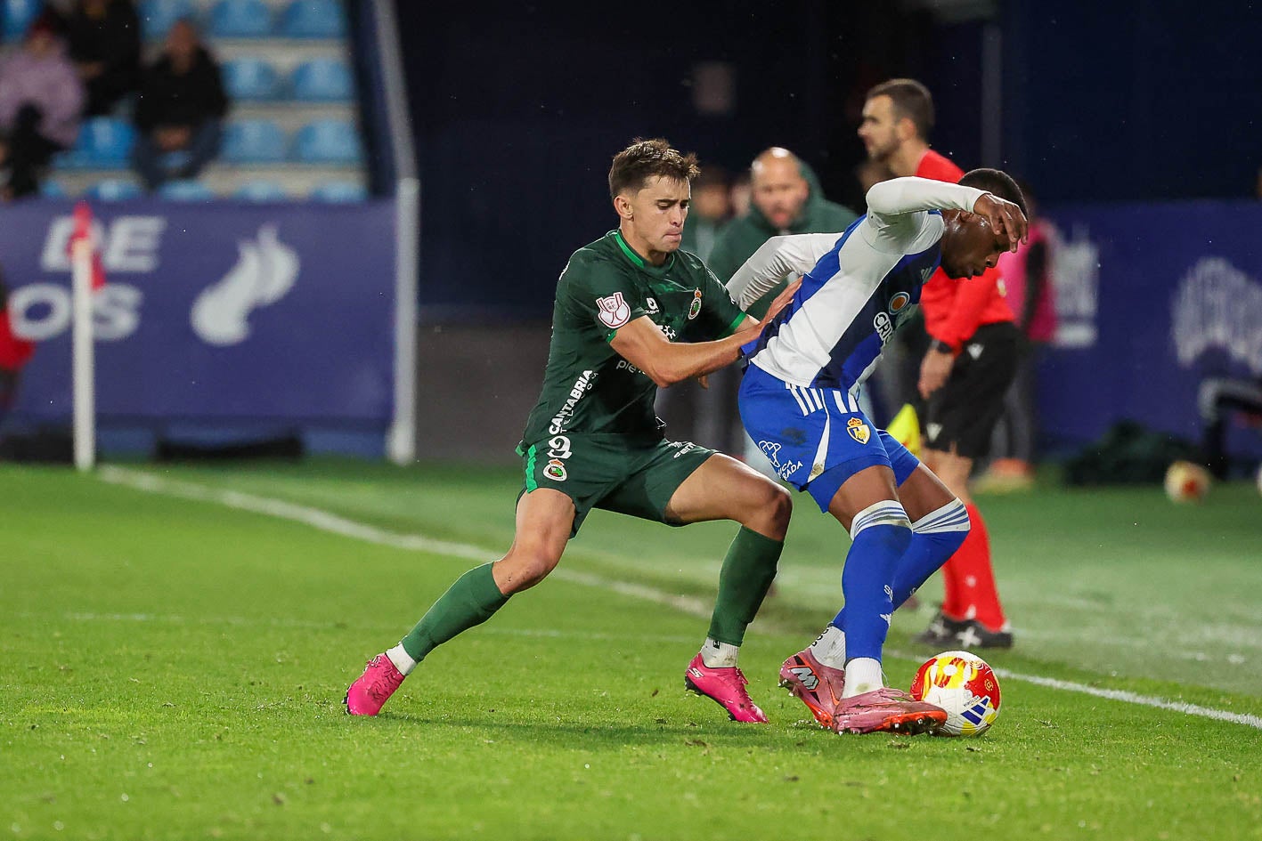 Mario García intenta frenar a un rival de la Ponferradina