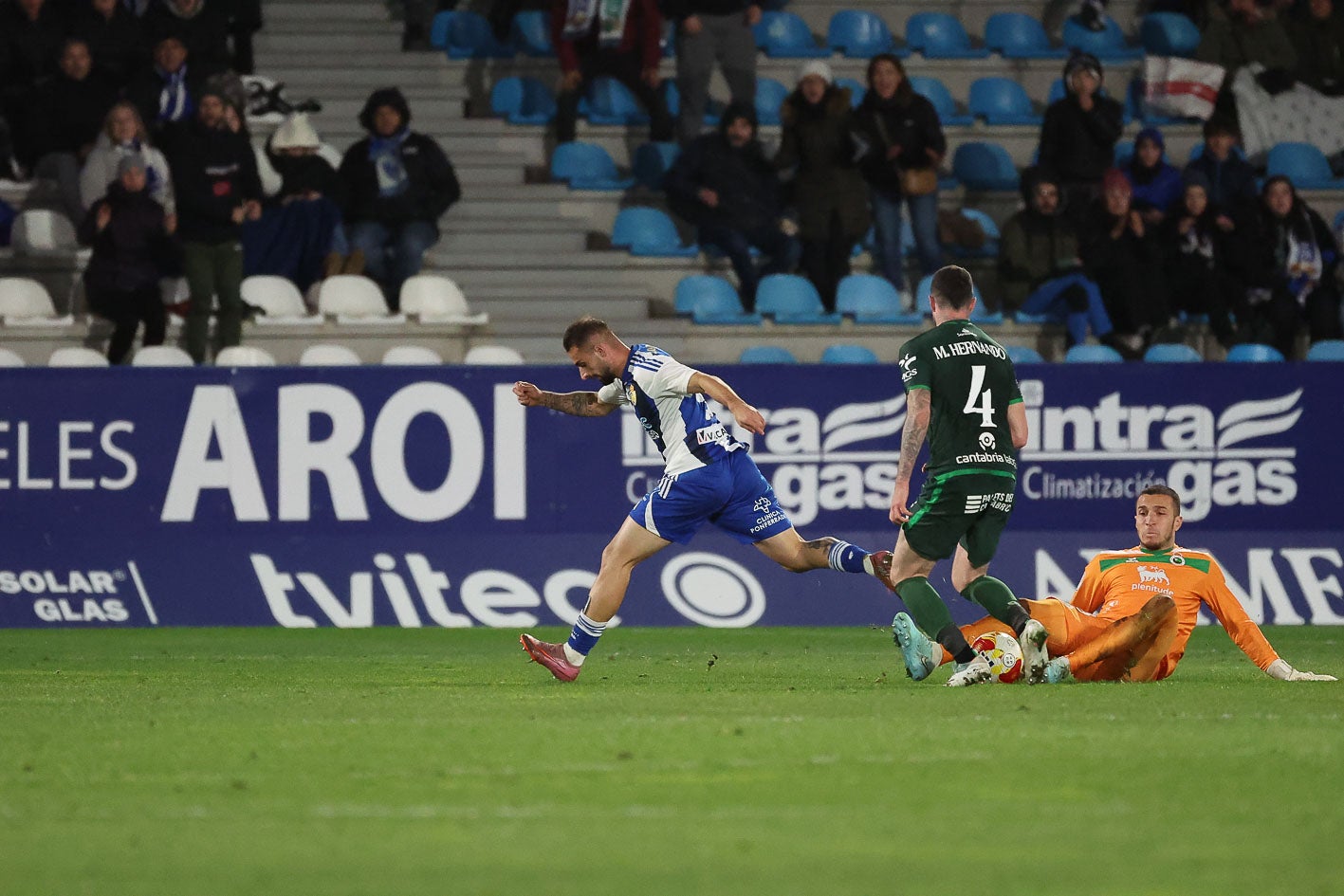 Plamen, en el suelo, detiene un balón junto a Manu Hernando, de espaldas