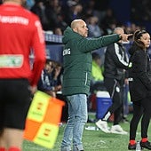 José Alberto da instrucciones a sus jugadores en el encuentro ante la Ponferradina.