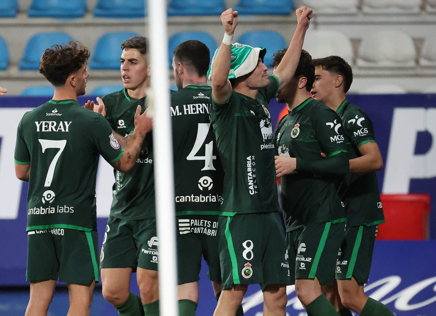 Aldasoro, con un gorro del Racing, festeja su tanto, que significó el 1-2