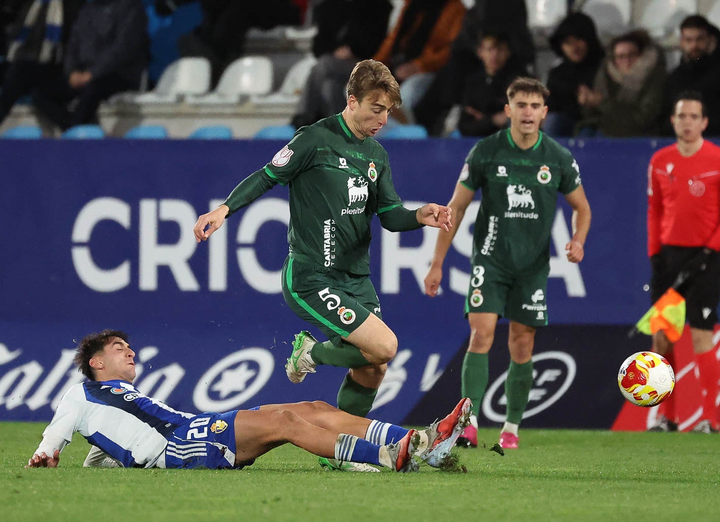 Javi Castro recibe la entrada de Pau Ferrer.