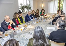 En el centro, Lorenzo Amor durante la intervención en el desayuno que ha protagonizado este jueves en el restaurante Deluz.