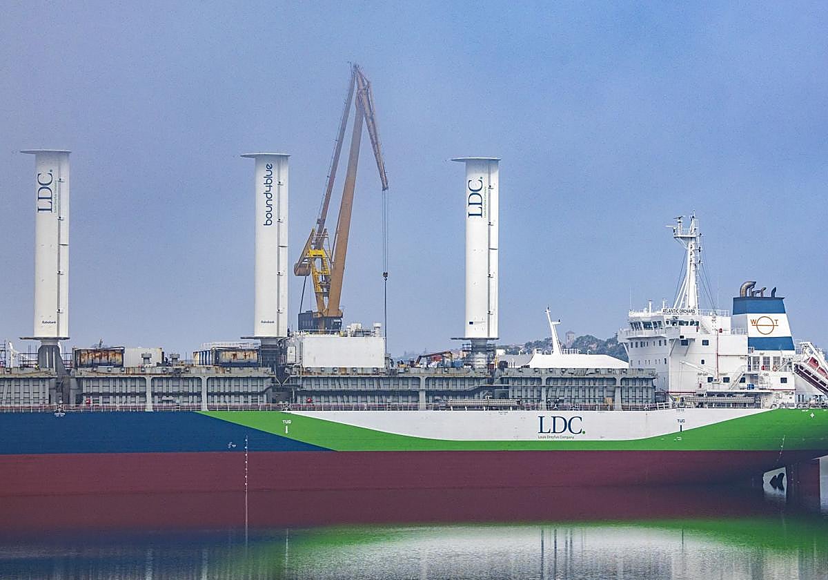 Un buque con velas rígidas de Bound4blue en Astander, en abril de este año.