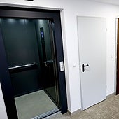 Una de las viviendas asequibles de Campuzano, cerrada, este jueves, en Torrelavega.