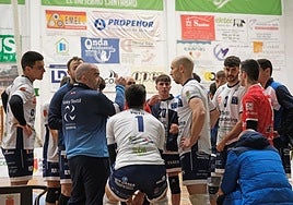 Pablo Cabrera da instrucciones a sus jugadores ante el Boiro.