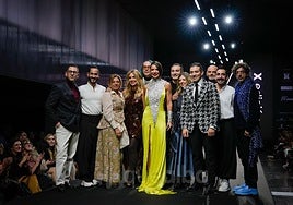 Foto de familia de diseñadores participantes en la X edición de Ab Fashion, junto a su directora Lola Muñoz, en el centro.