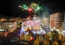 La Plaza del Ayuntamiento estalla en luz para la Navidad