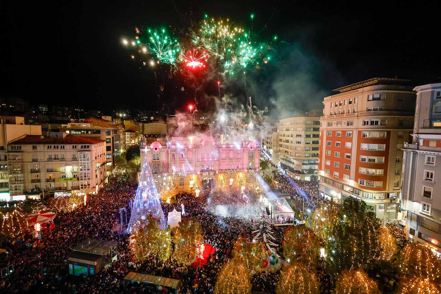 Imagen general de la plaza del Ayuntamiento en el instante del encendido.