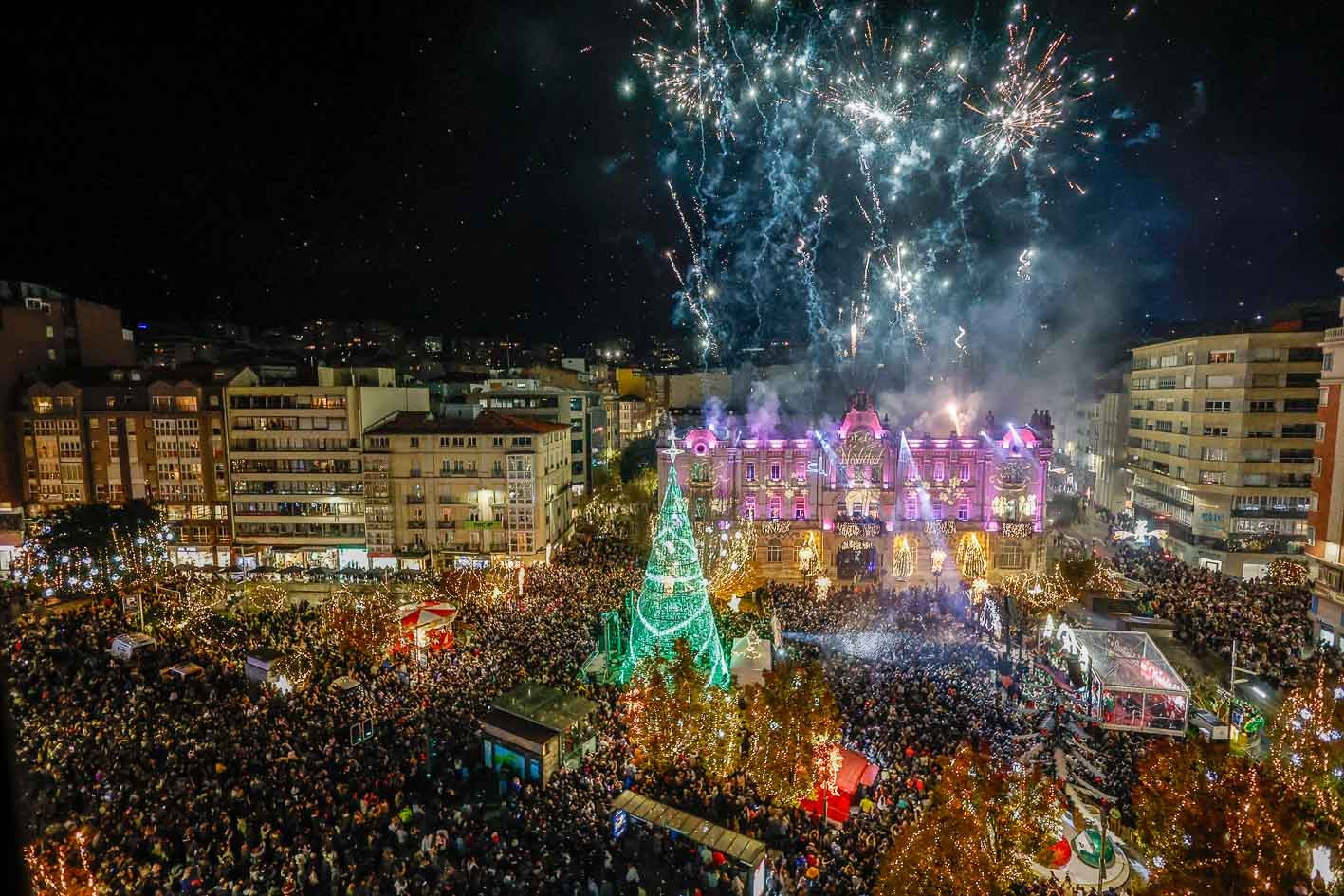 Una vez encendidas las luces solo quedaba disfrutar del espectáculo de fuegos artificiales.