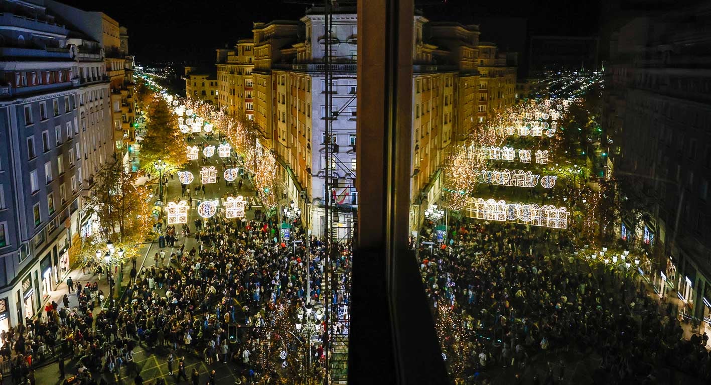 Personas aglomeradas para poder disfrutar del primer dia de luces de Navidad.