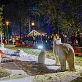 Vecinos observan algunas de las figuras de animales más llamativas del Parque Polar tras su inauguración.