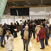 Los pasillos entre los estands ubicados en la planta superior del Palacio de Exposiciones y Congresos de Santander, llenos de público.