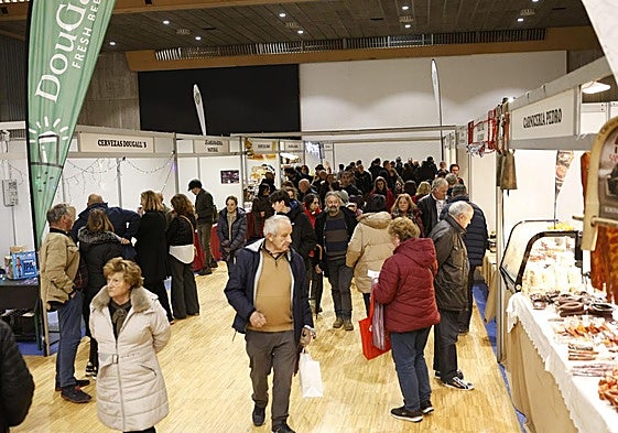 Los pasillos entre los estands ubicados en la planta superior del Palacio de Exposiciones y Congresos de Santander, llenos de público.