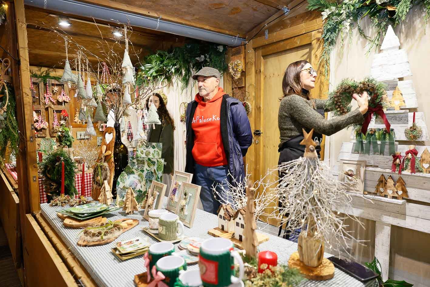 Uno de los puestos de motivos navideños.