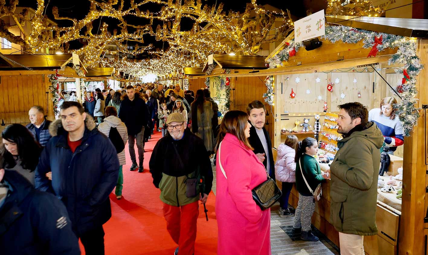 Cientos de personas pasearon por los puestos del mercadillo.