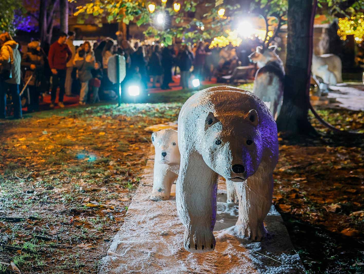 Una figura de un oso polar y su cría.