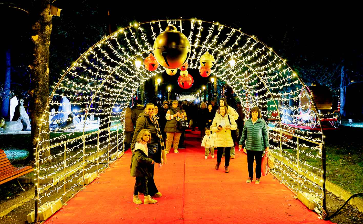 Una familia posa para la foto en la entrada del parque.