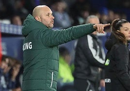 José Alberto da instrucciones en el encuentro de Copa en Ponferrada.
