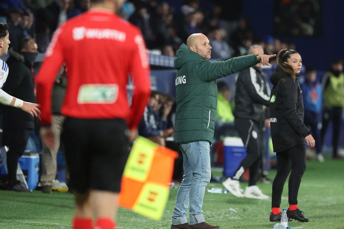 José Alberto da instrucciones en el encuentro de Copa en Ponferrada.