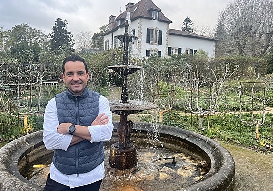 José Manuel de Dios, delante del palacete del siglo XV.