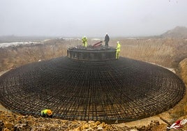 Obreros trabajando en la base de un molino en El Escudo.
