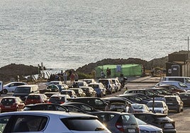 Vehículos aparcados en la playa de Valdearenas, Liencres.