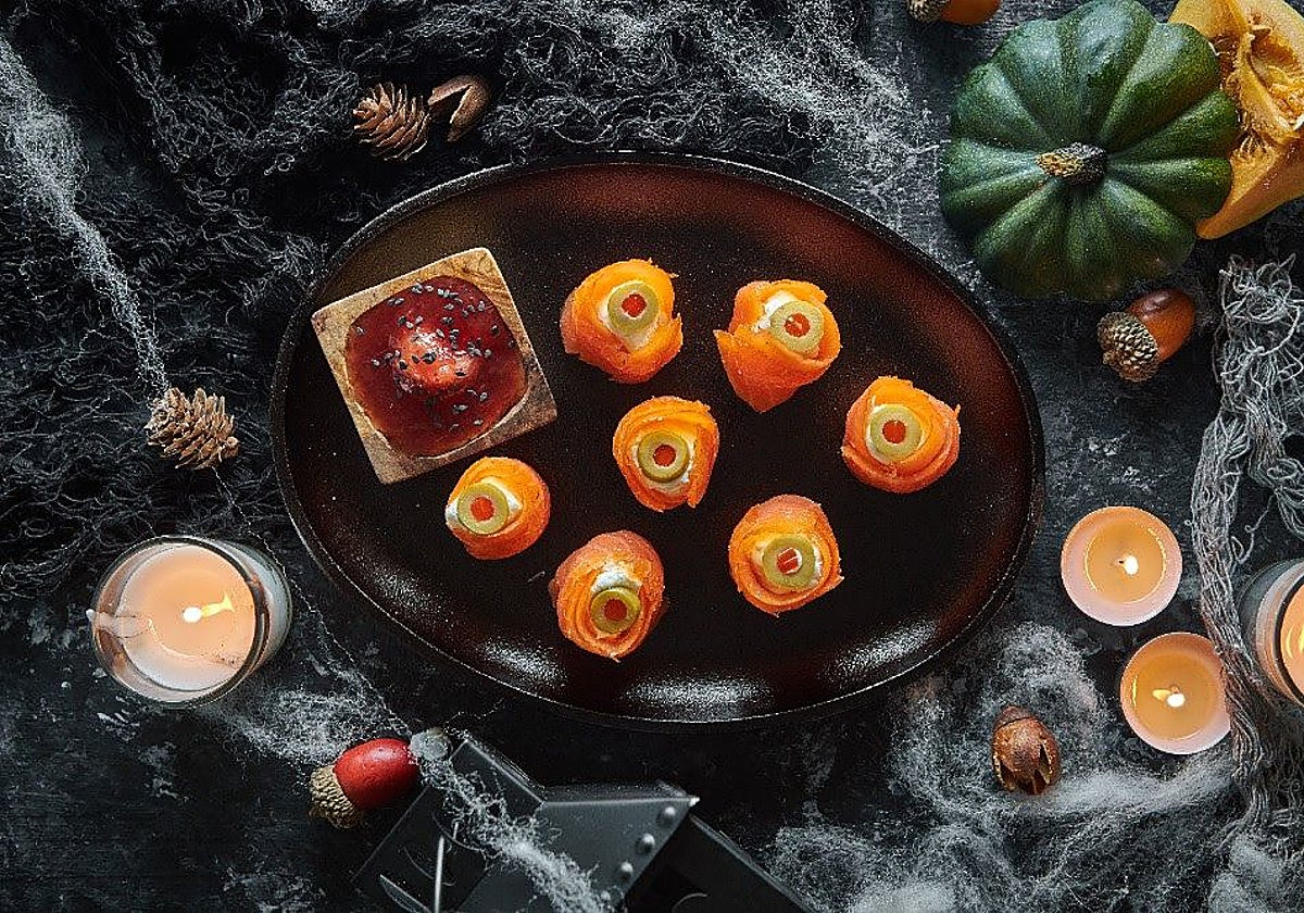 Los bocaditos de salmón con queso crema, dispuestos para su degustación.