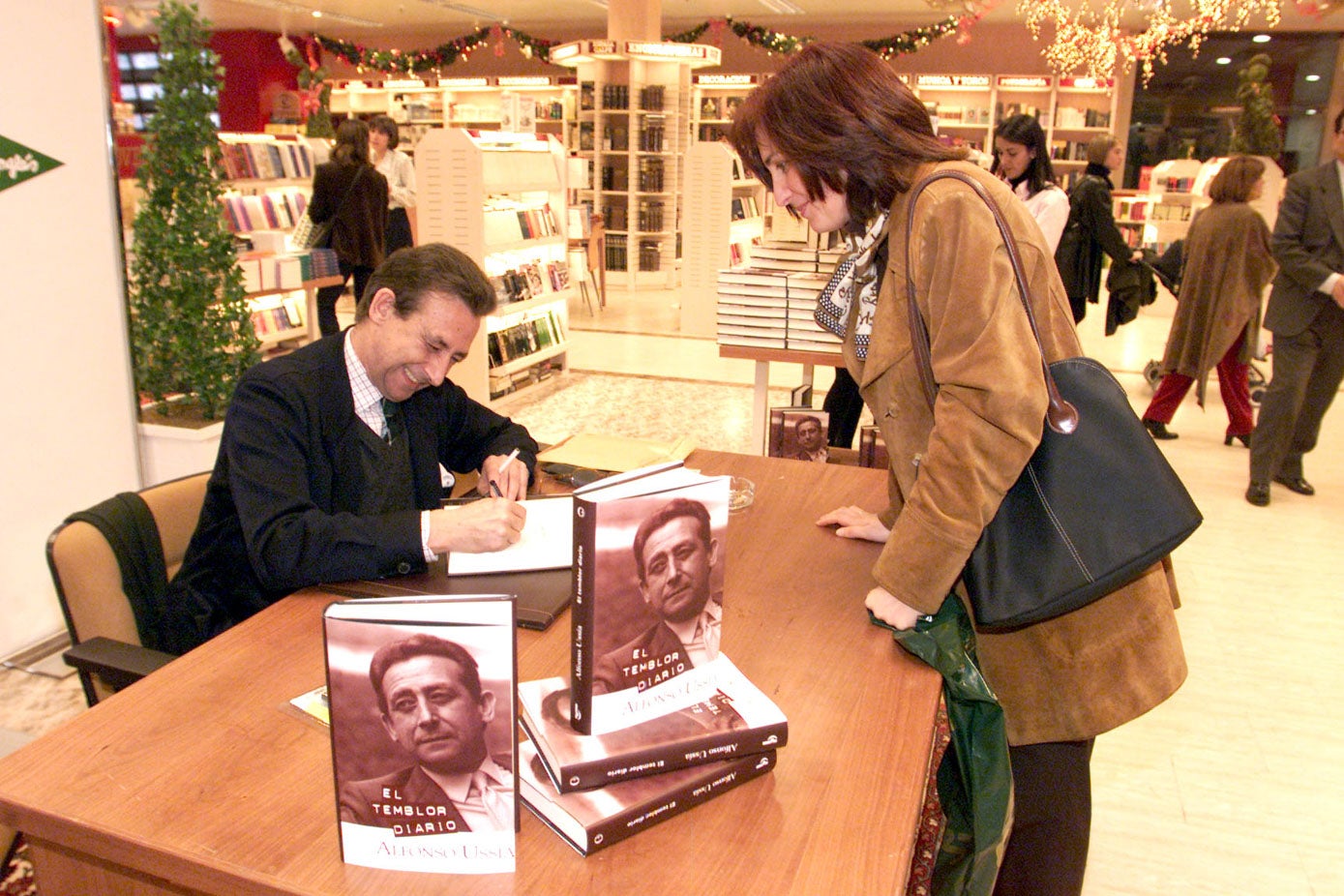 El escritor durante una firma de libros celebrada a finales de 1999 en El Corte Inglés.