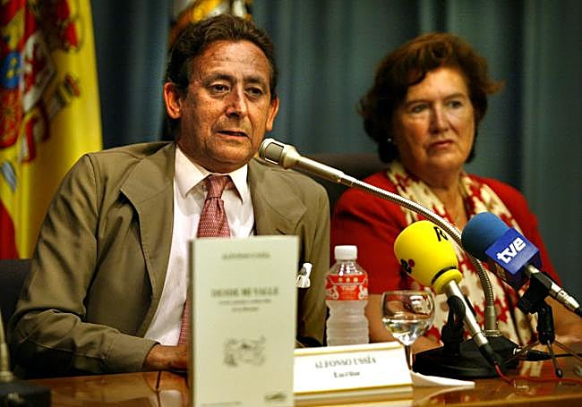 El escritor presentando uno de sus libros en el Ateneo.