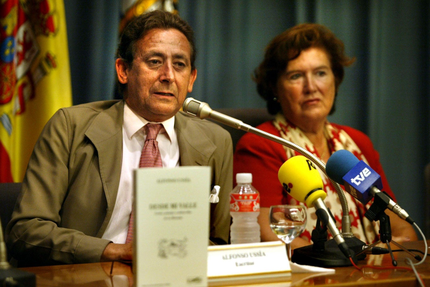 Presentación de uno de sus libros en el Ateneo de Santander, durante el mes de agosto de 2003.