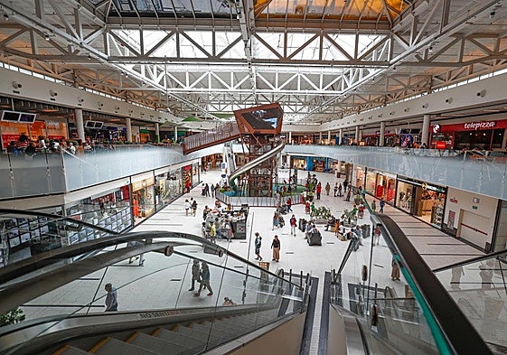 Vista del interior del centro comercial Valle Real.