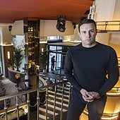 El empresario hostelero Ángel Suárez posa en el interior del Estrago, uno de los locales que regenta en Santander.