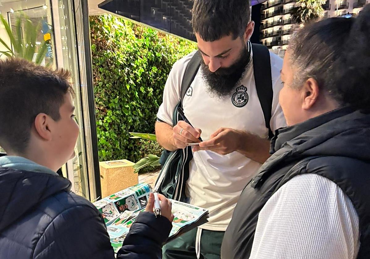 Asier Villalibre firma autógrafos en Cádiz.