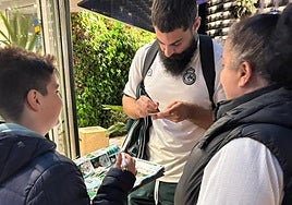 Asier Villalibre firma autógrafos en Cádiz.